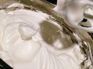 13、7寸中空戚风蛋糕（新手零失败）,打发至硬性发泡，倒扣不流即可