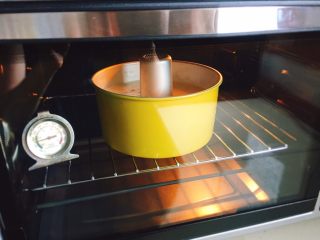 19、7寸中空戚风蛋糕（新手零失败）,放入烤箱里，