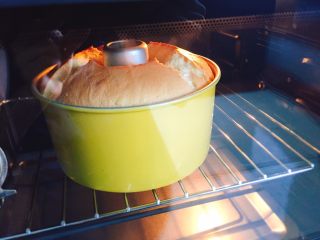 21、7寸中空戚风蛋糕（新手零失败）,这个是烤好的状态