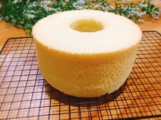 22、7寸中空戚风蛋糕（新手零失败）,取出震几下，倒扣酒瓶上放凉，然后脱模