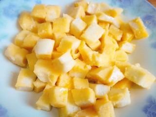 9、炒馒头丁(鸡蛋馒头),让馒头丁均匀裹上蛋液