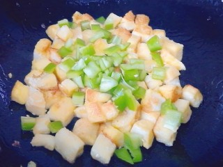 12、炒馒头丁(鸡蛋馒头),加入青椒粒