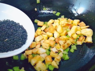 14、炒馒头丁(鸡蛋馒头),加入黑芝麻