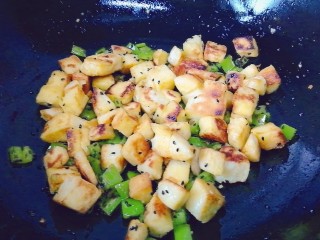 15、炒馒头丁(鸡蛋馒头),搅拌均匀即可出锅