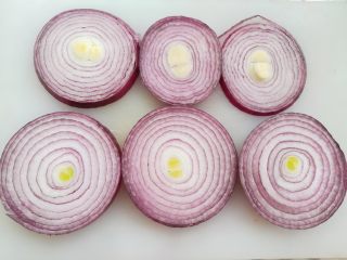 2、洋葱蔬米饼,洋葱横着切圆片