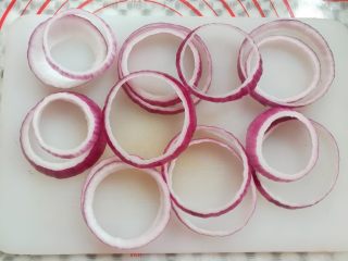 3、洋葱蔬米饼,从洋葱里挑出合用的洋葱圈