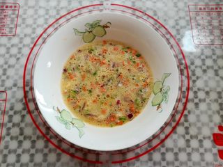 8、洋葱蔬米饼,加入盐混合均匀