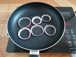 9、洋葱蔬米饼,不粘锅里刷一点点油，放入洋葱圈小火加热