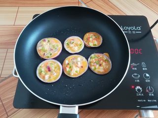 10、洋葱蔬米饼,洋葱圈里放入一勺蛋饼糊，继续小火煎饼