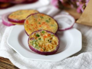 13、洋葱蔬米饼,紫的洋葱，绿的青椒，红的胡萝卜，加上晶莹的米饭，孩子吃的非常开心