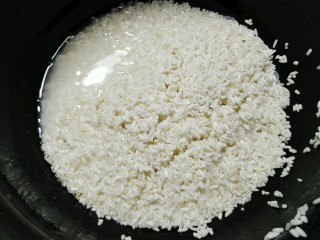 2、甑糕,把糯米清洗干净