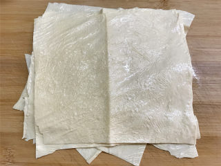 4、豆腐皮包肉,把清洗干净的豆腐皮分割成自己想要的大小，不要太大也不能太小。
