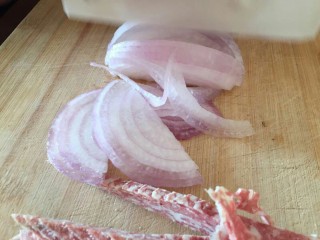 3、番茄火腿意面????????,切小半个洋葱,切片