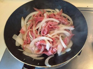 10、番茄火腿意面????????,再放入火腿。炒香后可以暂时放在一边。