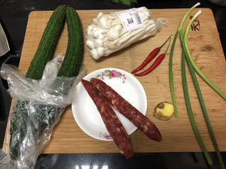 1、黄瓜炒香肠➕黄瓜白玉菇炒香肠,食材合照:黄瓜两根,香肠两根,白玉菇150g,小葱两根,小米辣两根,姜一小块