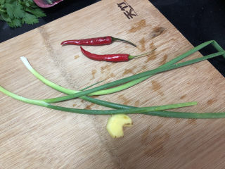 2、黄瓜炒香肠➕黄瓜白玉菇炒香肠,姜削皮洗净,小葱择好洗净,小米辣洗净