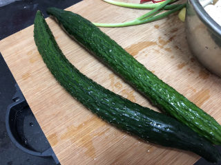 3、黄瓜炒香肠➕黄瓜白玉菇炒香肠,黄瓜表皮用盐搓洗干净,冲洗备用