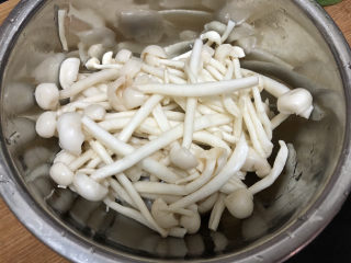 4、黄瓜炒香肠➕黄瓜白玉菇炒香肠,白玉菇切去根部,淘洗备用