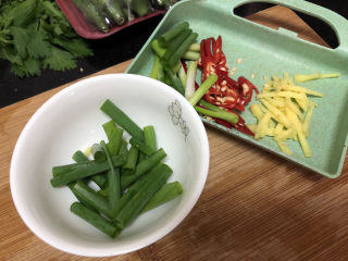 5、黄瓜炒香肠➕黄瓜白玉菇炒香肠,改刀:姜切姜丝,小葱切段,小米辣斜刀切片