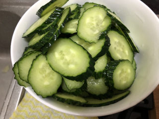 6、黄瓜炒香肠➕黄瓜白玉菇炒香肠,黄瓜切片,不用太薄