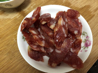 7、黄瓜炒香肠➕黄瓜白玉菇炒香肠,香肠斜刀切片