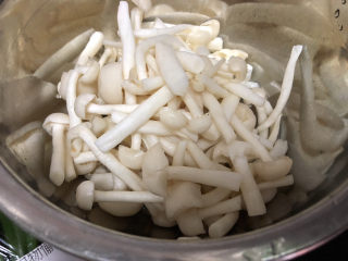 8、黄瓜炒香肠➕黄瓜白玉菇炒香肠,太长的白玉菇中间切断