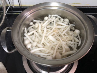 9、黄瓜炒香肠➕黄瓜白玉菇炒香肠,坐锅烧水,水开下白玉菇焯水一分钟