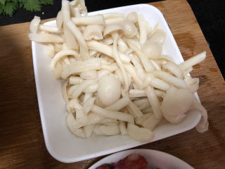 10、黄瓜炒香肠➕黄瓜白玉菇炒香肠,捞出备用