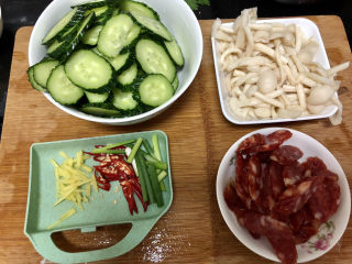11、黄瓜炒香肠➕黄瓜白玉菇炒香肠,全部食材准备好