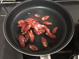 12、黄瓜炒香肠➕黄瓜白玉菇炒香肠,热锅冷油,下香肠,小火煸炒出油