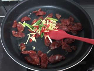 13、黄瓜炒香肠➕黄瓜白玉菇炒香肠,加入小米辣葱段姜丝,小火煸香