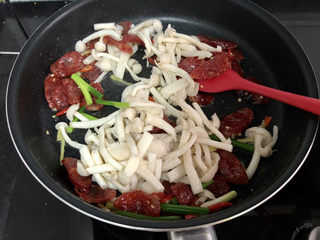 14、黄瓜炒香肠➕黄瓜白玉菇炒香肠,转中火,加入白玉菇翻炒一分钟