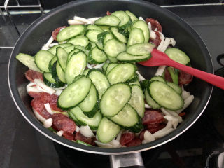 15、黄瓜炒香肠➕黄瓜白玉菇炒香肠,加入黄瓜片,中火翻炒一分钟