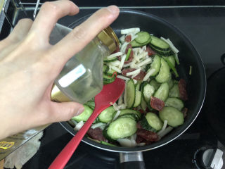 16、黄瓜炒香肠➕黄瓜白玉菇炒香肠,调味:一汤匙生抽