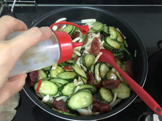 17、黄瓜炒香肠➕黄瓜白玉菇炒香肠,一茶匙耗油