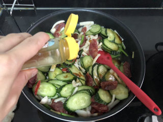 18、黄瓜炒香肠➕黄瓜白玉菇炒香肠,半茶匙太太乐鸡汁翻炒半分钟