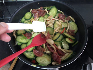 19、黄瓜炒香肠➕黄瓜白玉菇炒香肠,尝下咸淡,根据个人口味添加少许盐定味,加上葱绿段,翻炒均匀即可出锅