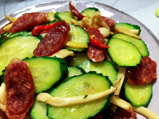 22、黄瓜炒香肠➕黄瓜白玉菇炒香肠,这道菜,做法简单,咸鲜味美,十分钟搞定,很适合时间紧张的上班族们。喜欢的小伙伴们一起来试试吧????