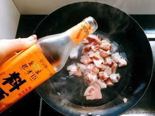 8、大盘鸡,倒入少许料酒