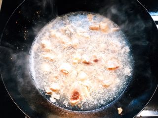 9、大盘鸡,把鸡肉的血水煮出来