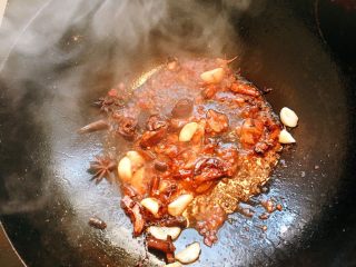 14、大盘鸡,继续翻炸，豆瓣酱炸出红油