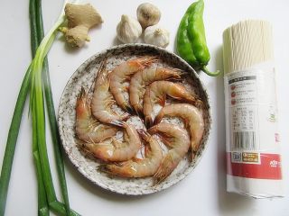 1、私家茄汁金丝虾串,将所需食材准备好，我用的基围虾是挑最大个头的