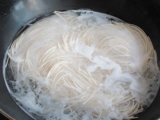 6、私家茄汁金丝虾串,锅中烧开水，将面条煮熟