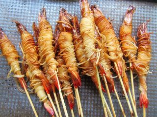 11、私家茄汁金丝虾串,炸至微微金黄放凉一会儿定型，然后再放入锅中复炸，这样面条不会散开