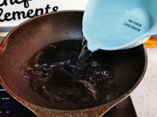 1、芝士泡面,锅里加凉水