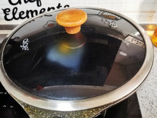 3、芝士泡面,开大火,盖上锅盖大火煮沸