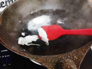 4、芝士泡面,撇去浮末