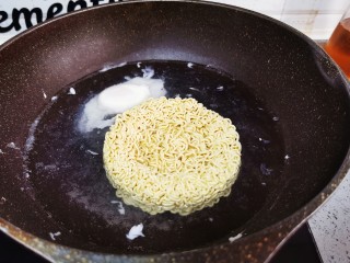 5、芝士泡面,放入泡面