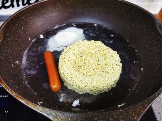 6、芝士泡面,加入香肠