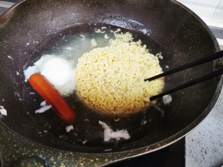 7、芝士泡面,大火煮1分钟,泡面翻面